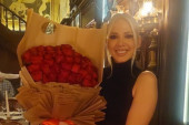 Milica Todorović proslavila rođendan! Na uvce joj pevala Ilda Šaulić, a svi se pitaju od koga je dobila ogroman buket ruža! (FOTO)