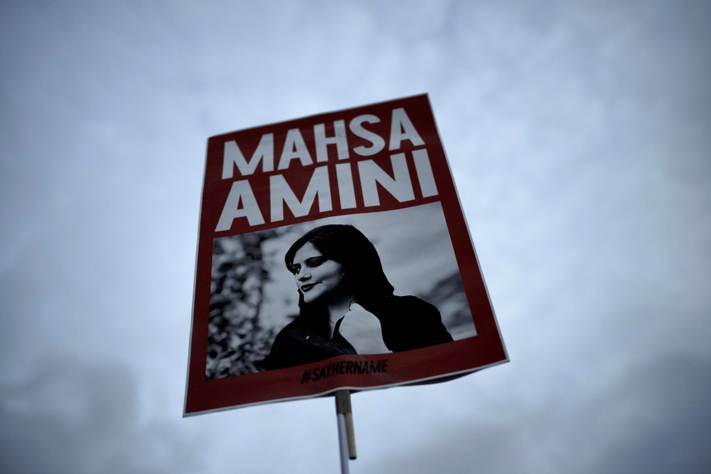 Iran se sprema za nerede povodom godišnjice smrti Mahse Amini: Pojačano prisustvo snaga bezbednosti u njenom rodnom gradu