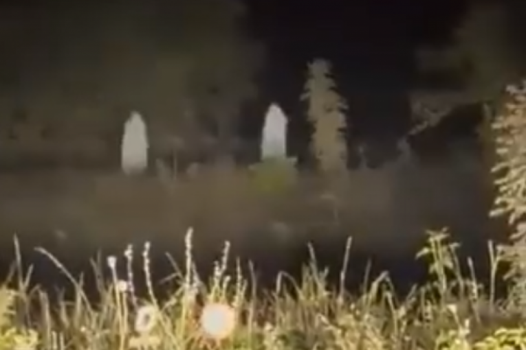 Jeziv snimak iz Hercegovine: Ljudi u belim čaršavima šetaju poljem (VIDEO)