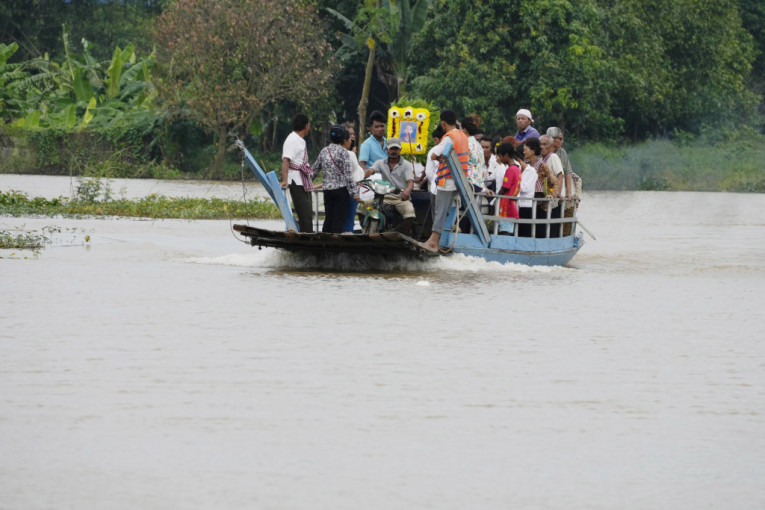 Najmanje četrnaestoro dece stradalo na putu od škole do kuće: Prevrnuo se prenatrpani brod u reci Mekong
