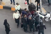 Narod u Iranu besan zbog snimka sa protesta: Policajci okružili devojku, jedan je ščepao za vrat, a drugi zgrabio za zadnjicu (VIDEO)