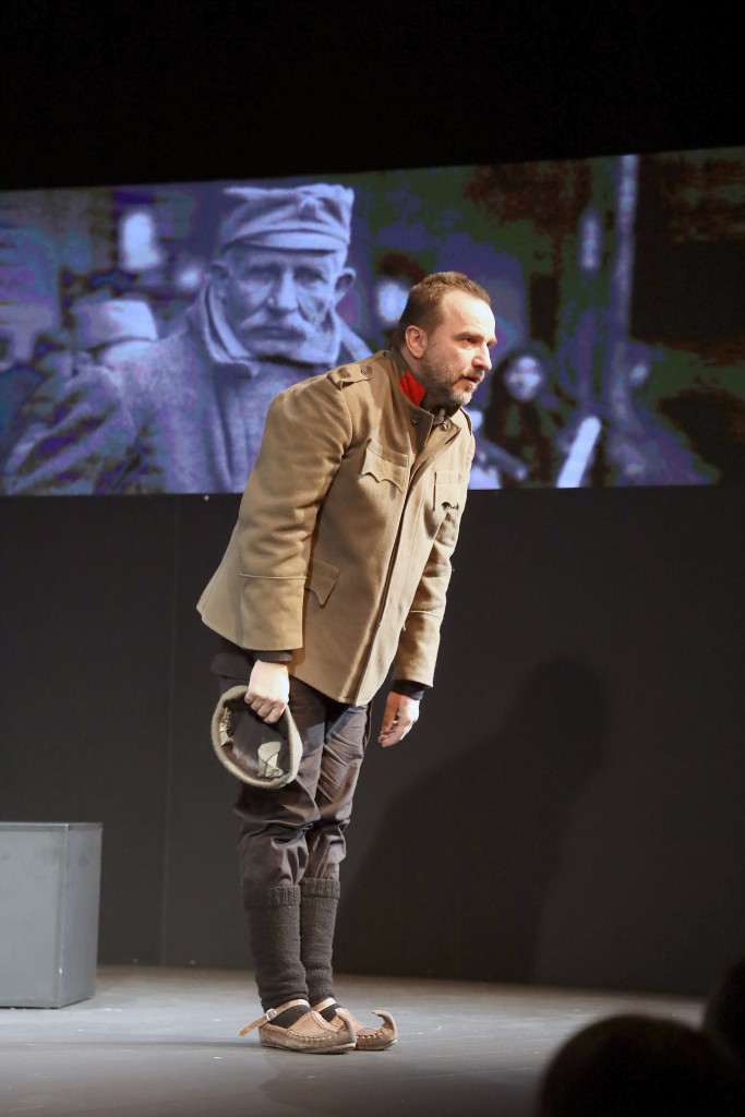 Tri godine predstave "Knjiga o Milutinu": Maestralni Nenad Jezdić u pozorišnoj ulozi života (FOTO)