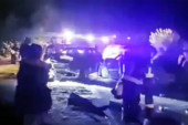 Saobraćajna nesreća kod Smedereva: Sudarila se tri automobila i traktor, vatrogasci sekli jedno od vozila