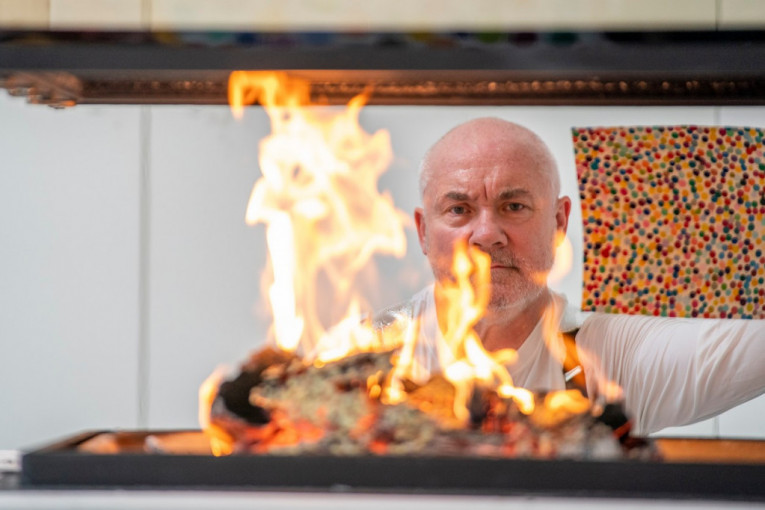 Milioni dolara u vatri! Kontroverzni umetnik Dejmijen Herst spalio svoje slike: Performans ili ludost? (FOTO)