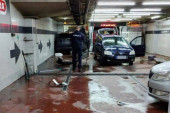 Užas u beogradskoj autoperionici: Uleteo BMW-om i pokosio radnika kom se bore za život! Usput oštetio nekoliko vozila i inventar (VIDEO)