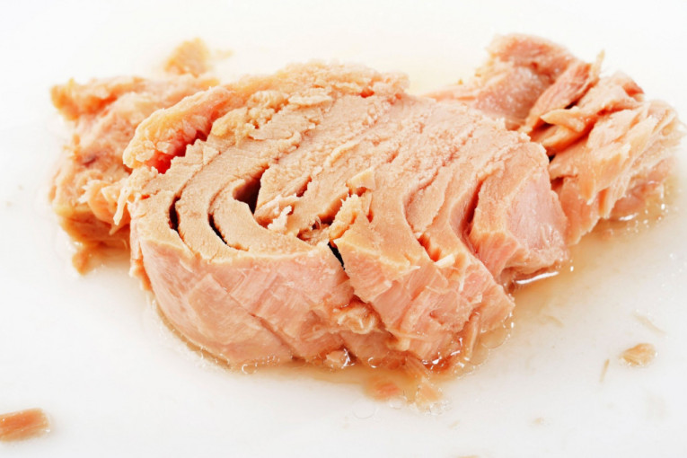 Sprečene fatalne posledice: Kupac pronašao u tunjevini nešto što ga je potpuno šokiralo (FOTO)