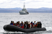 Migranti se više od 10 dana krili na kormilu tankera: Obalska straža uslikala neverovatan prizor (FOTO)