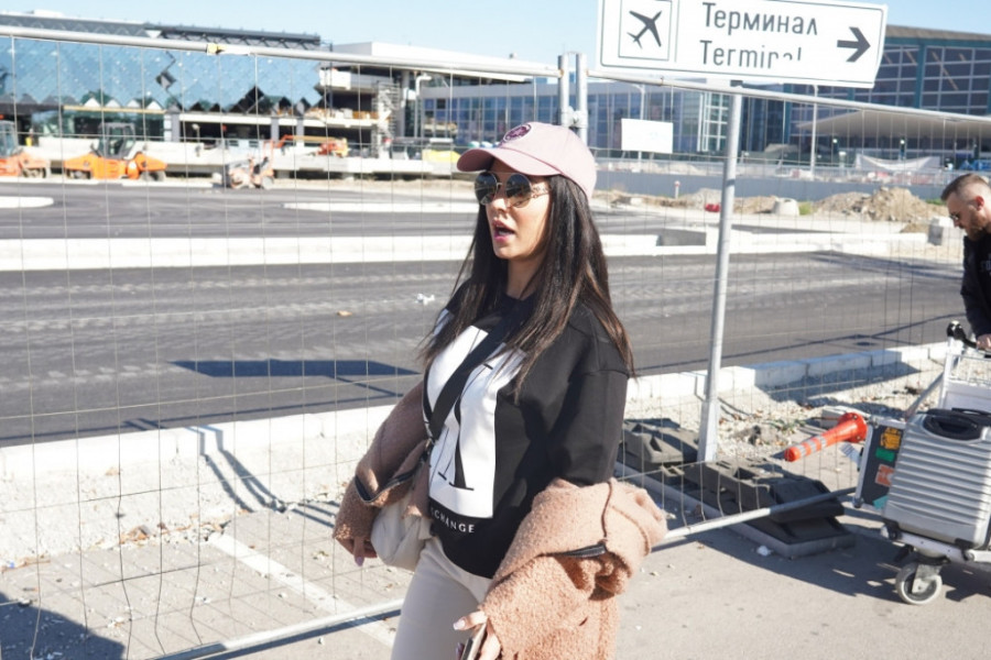 Ovako putuje Tanja Savić: Pevačica se krije ispod kačketa, naočara, trebaju joj dvojica da joj prenesu sve kofere! (FOTO)