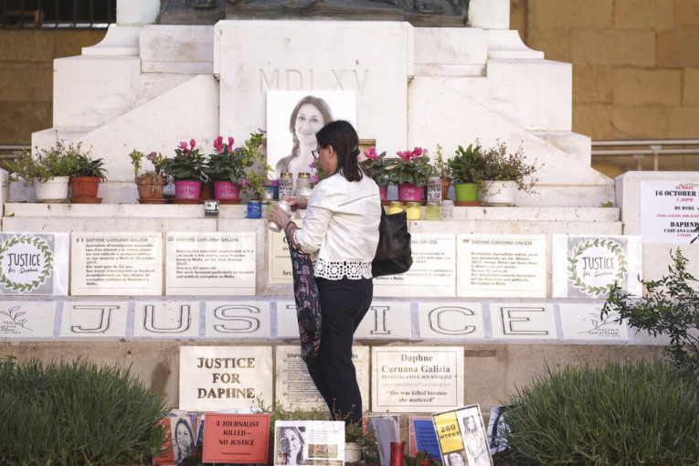 Obeleženo 5 godina od ubistva novinarke na Malti: Automobil joj dignut u vazduh jer je izveštavala o korupciji (VIDEO)