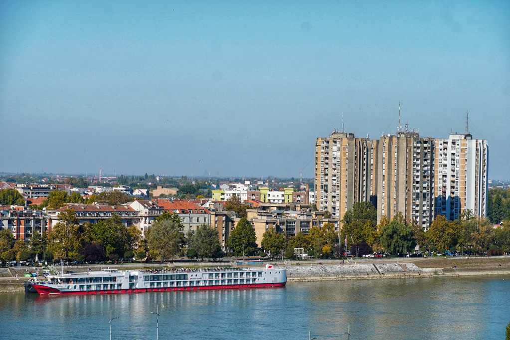 Naftna mrlja na Dunavu uhvaćena u plivajuću branu, kvalitet pijaće vode nije ugrožen