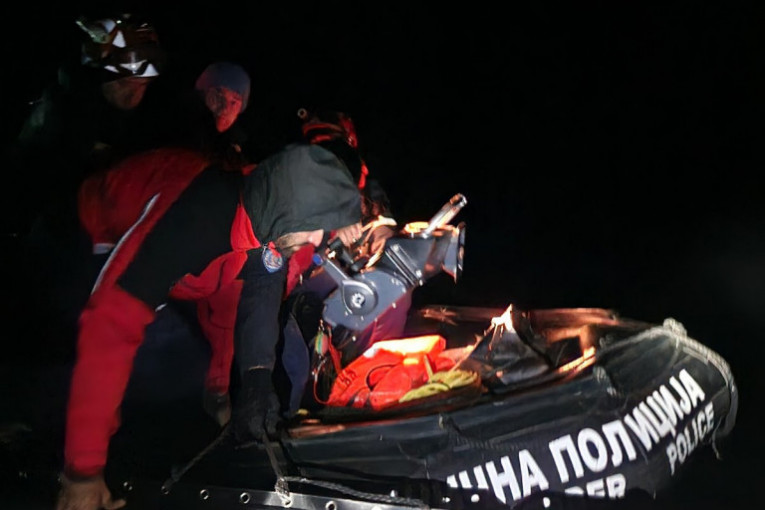 Ovako je izgledala akcija spasavanja na Tari: Planinari spušteni do obale jezera, pa prevezeni čamcima (FOTO)