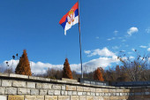 Pocepana i odnesena zastava Srbije: Ponovo oskrnavljen Spomenik stradalim Srbima u Velikoj Hoči (FOTO)