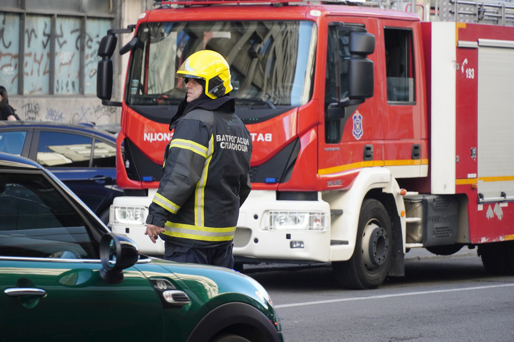 Požar na Bulevaru kralja Aleksandra: Dve osobe prevezene u Urgentni centar