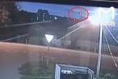 Prvi snimak pada vojnog aviona u Rusiji: Zapalio se u vazduhu, pa se srušio na zgradu (VIDEO)