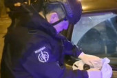 Snimak drame u Železniku: Pogledajte kako policija iz automobila iznosi ručne bombe! (VIDEO)