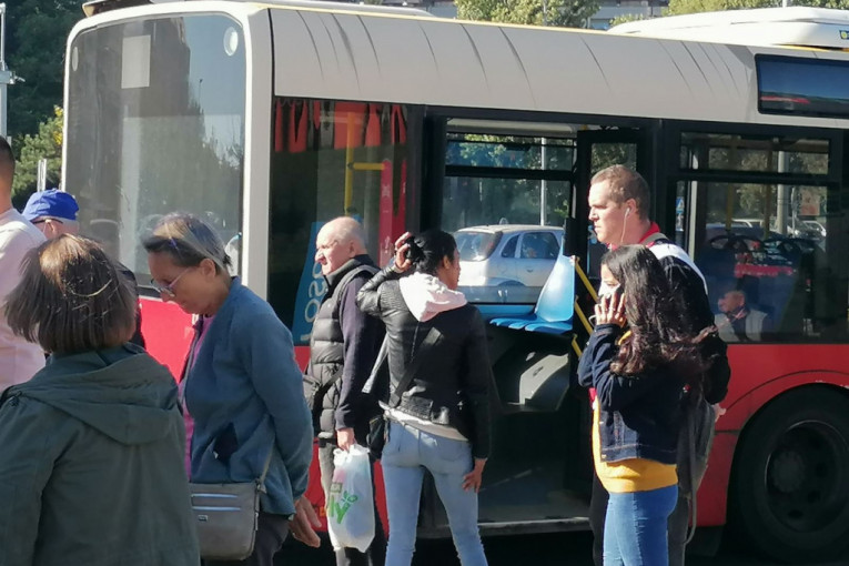 Drama kod Sava centra: Muškarac pretio supruzi da će da je zakolje, pa preprečio put autobusu u koji je pobegla!