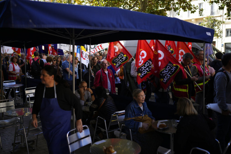 Veliki štrajk u Francuskoj: Građani ustali zbog inflacije, gradovi paralisani (VIEO)