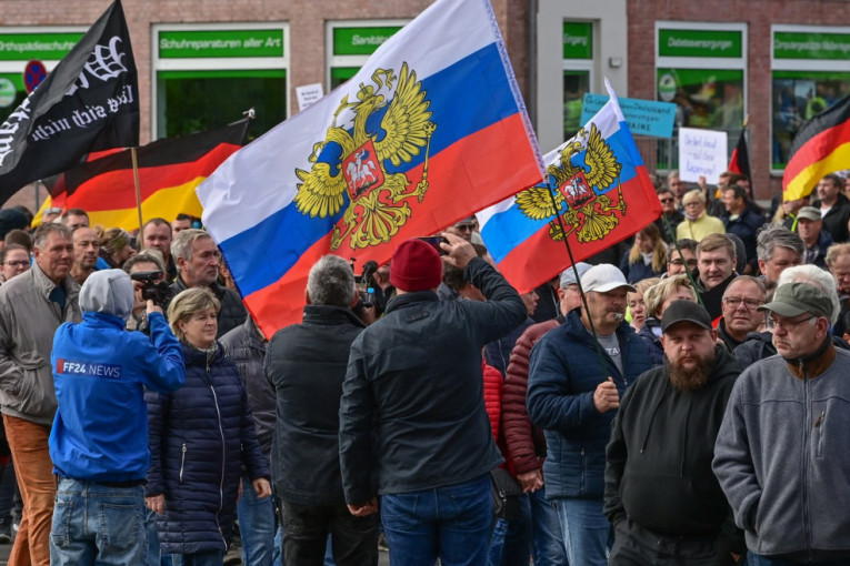 Masovni protesti u Evropi: Narod se pobunio zbog visokih cena i traži ukidanje sankcija Rusiji (VIDEO)