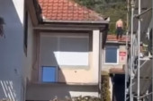 Neverovatna scena u Kragujevcu: Izazvao saobraćajku, pa se popeo na krov zgrade i šetao bez majice! (VIDEO)