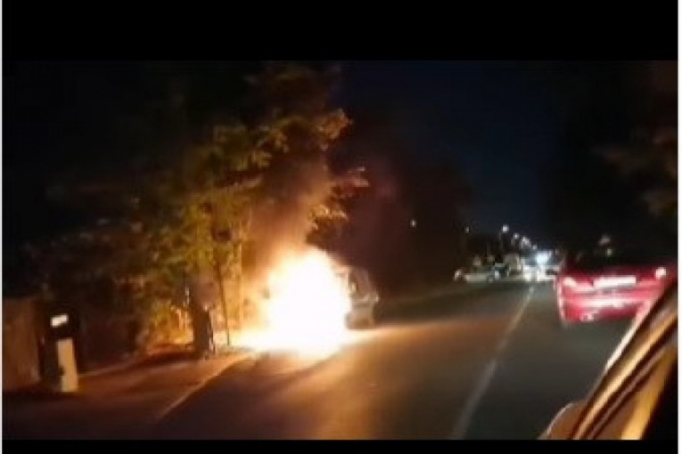 Požar na Voždovcu: Zapalio se kombi tokom vožnje (VIDEO)