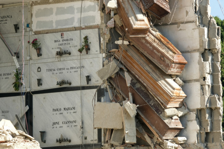 Jeziva scena! Urušio se deo groblja - leševi i mrtvački sanduci na sve strane (FOTO/ VIDEO)