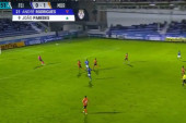 Pogodak "a la Pantelić" - sa gola na gol! Kad vidite gde je stajao golman neće vam ga biti žao (VIDEO)