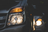 Pronađite put u mraku: Kako popraviti mutne farove na automobilu