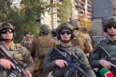 Sinovi Ramzana Kadirova stigli u Ukrajinu: Potpuno naoružani maloletnici s ponosom patroliraju kroz Marijupolj (VIDEO)