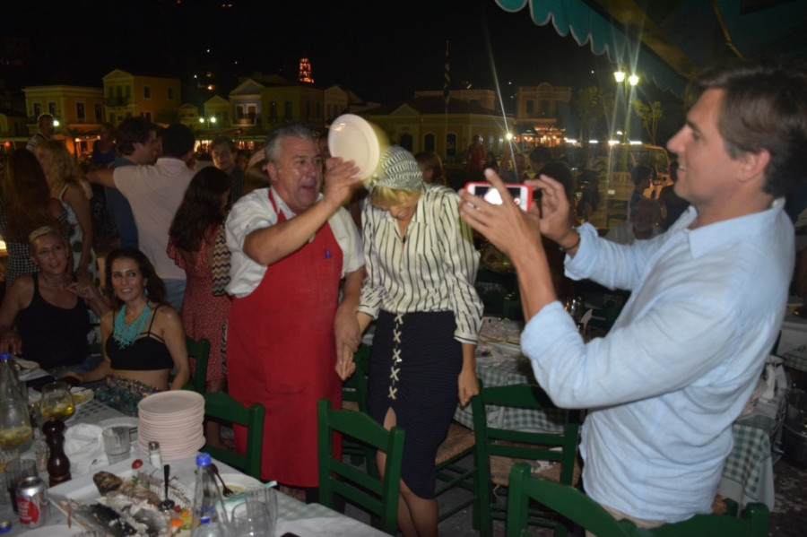 Zašto Grci lome tanjire? Običaj koji najviše šokira turiste