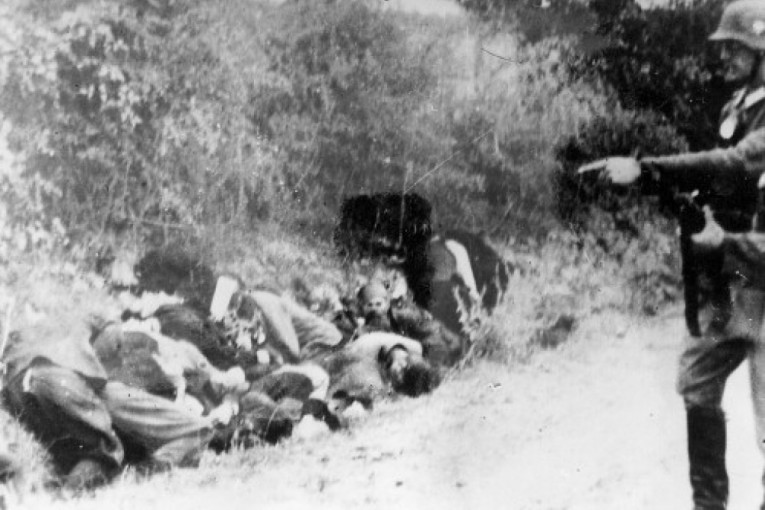 Đake iz školskih klupa odveli na streljanje: Kragujevačko Centralno groblje postalo je klanica srpske dece, ubijali ih pored grobova vojnika