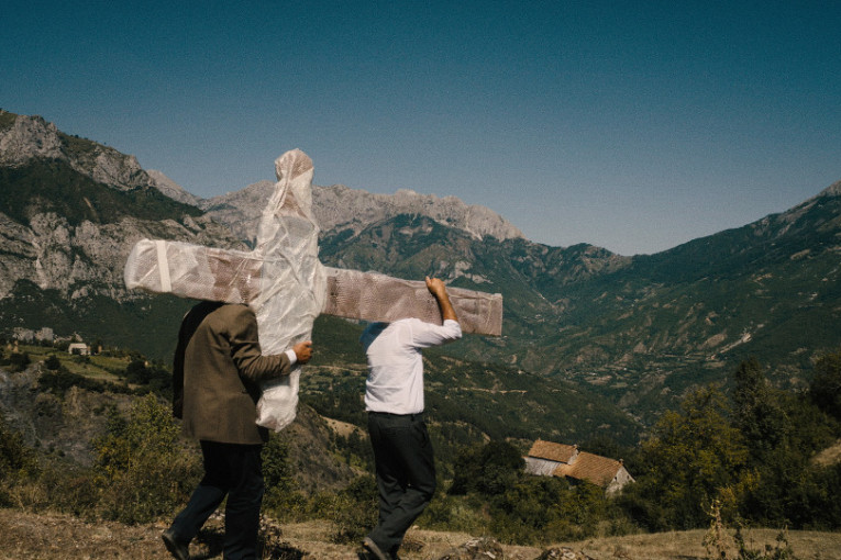 Da li je moguće oprostiti ubici svog deteta? Misterija albanskog običaja Kanun u filmu „Pomirenje“ (FOTO/VIDEO)