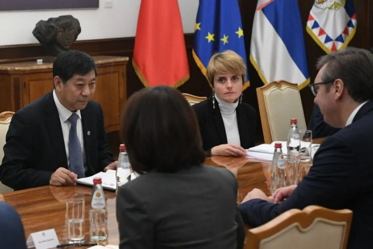 Predsednik Vučić sa predstavnicima kompanije HBIS Smederevo i kineskom ambasadorkom