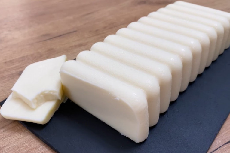 Kako da napravite domaći mladi sir? Potrebno vam je svega nekoliko sastojaka, a kada ga budete probali, zaboravićete na kupovni (VIDEO)