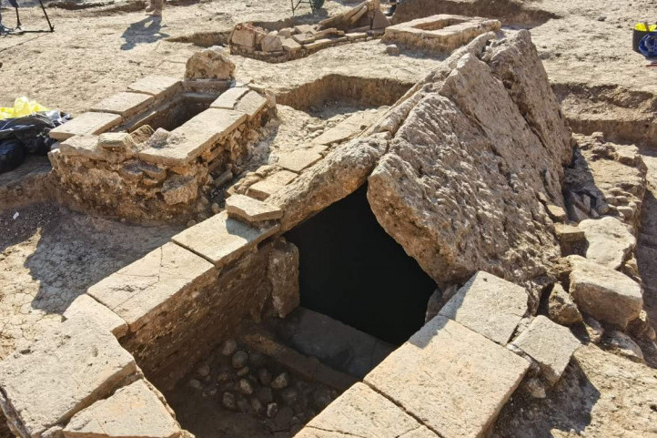 Novinari 24sedam zavirili u tek nađenu grobnicu u Nišu: Spremali temelj za zgradu, pa našli 100 grobova iz IV veka (FOTO/VIDEO)