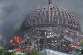Urušila se velika kupola džamije u Džakarti: Gori islamski centar u glavnom gradu Indonezije (VIDEO)
