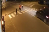 Zastrašujući snimak obaranja deteta na pešačkom u Šapcu! Majka sa troje dece prelazi ulicu, a onda se niotkuda pojavljuje vozilo (VIDEO)