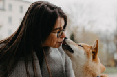 Zašto svog psa ne biste smeli da ljubite u usta? (VIDEO)