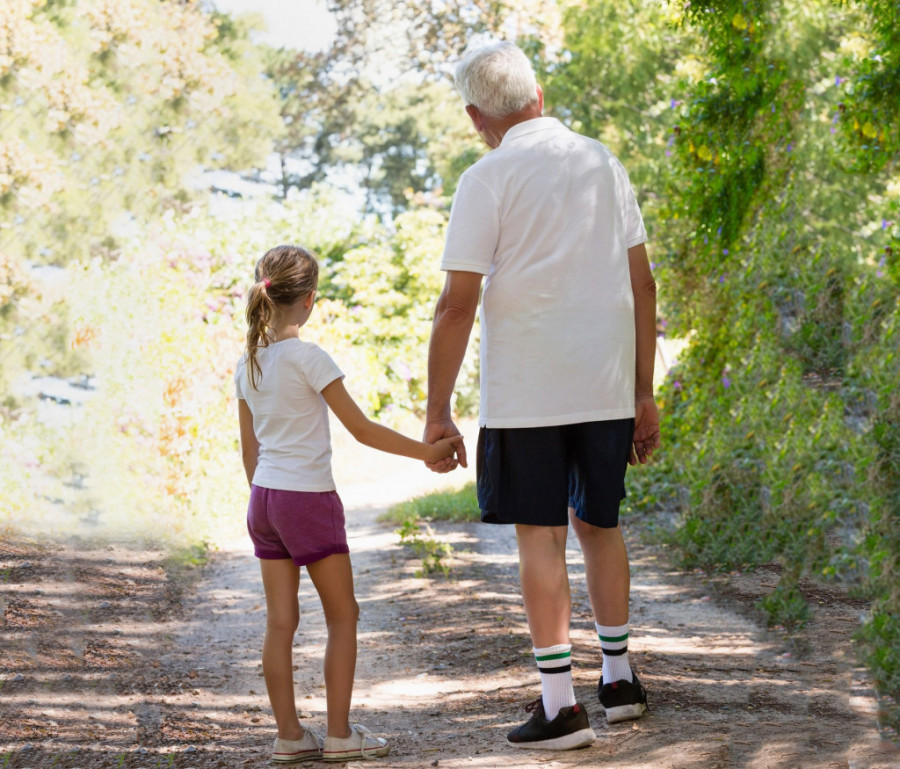 Šta zapravo deca nasleđuju od bake i deke? Nauka otkriva mnogo više od boje očiju i osmeha, kao i posebnu vezu sa bakama