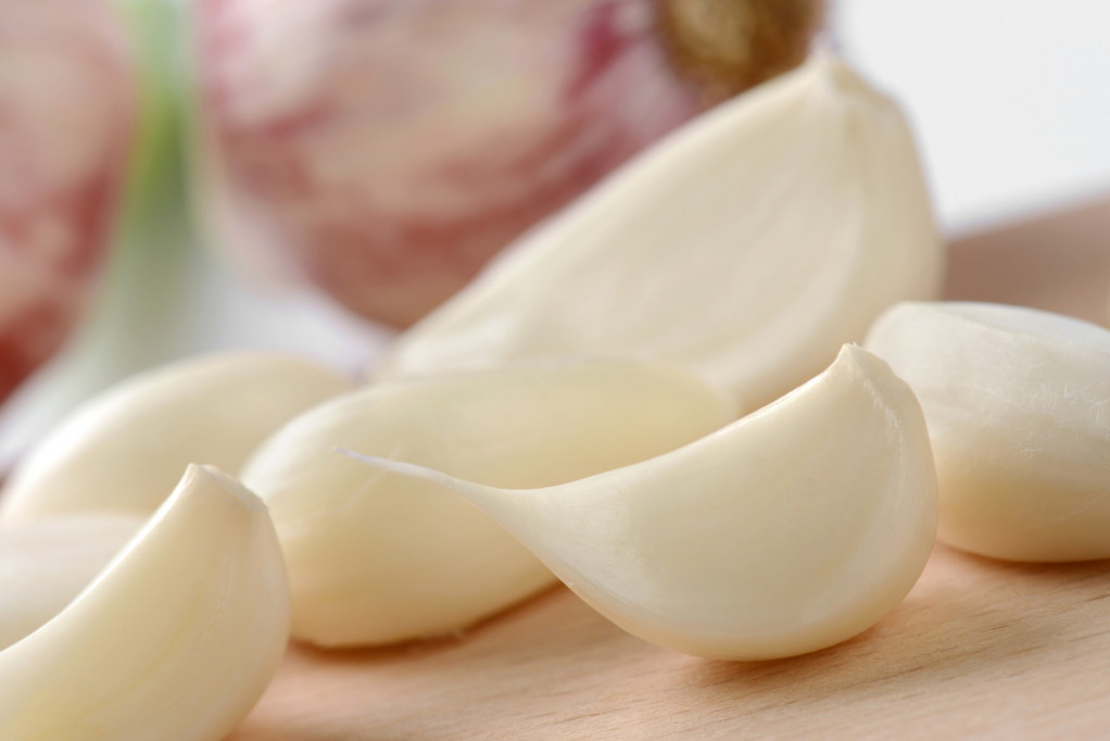 Nije samo do gnječenja - da bi pustio zdrave sastojke, sa belim lukom treba da uradite sledeće: Ovako se najbrže ljušti