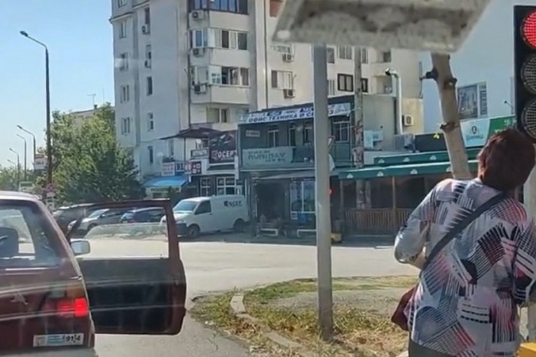 Da li je realno? Prešišao semafor, pa naredio ženi da izađe i čeka zeleno (VIDEO)