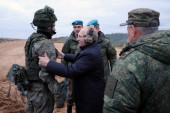 Putin posetio vojni poligon, pa isprobao i snajper (VIDEO)