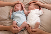 Nesvakidašnja situacija u porodilištu: Roditelji dali bliznakinjama imena, a onda saznali da se babice zovu isto!