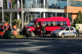 Sudar na Novom Beogradu: Minibus udario u auto, pa se zakucao u banderu - Povređeno više osoba (FOTO)