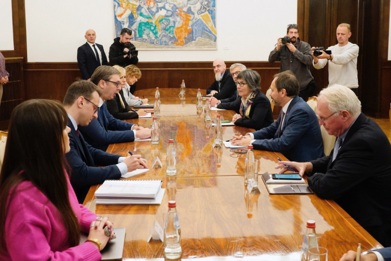Vučić sa ambasadorima zemalja Kvinte: Počeo sastanak u zgradi Generalnog sekretarijata predsednika Republike (FOTO/VIDEO)