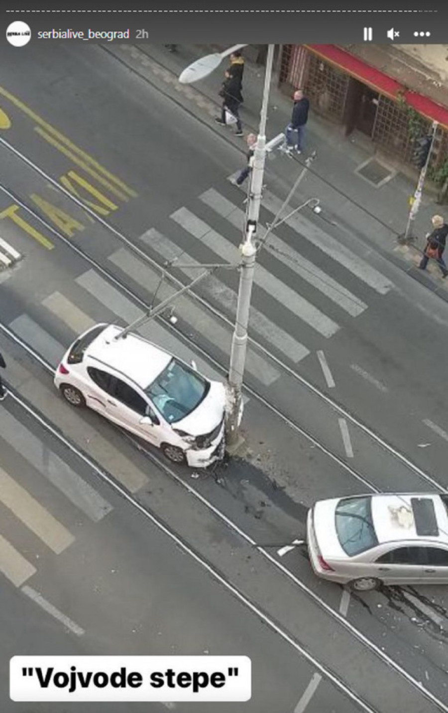 Karambol u Vojvode Stepe: Sudar dva automobila, jedan se zakucao u banderu! (FOTO)