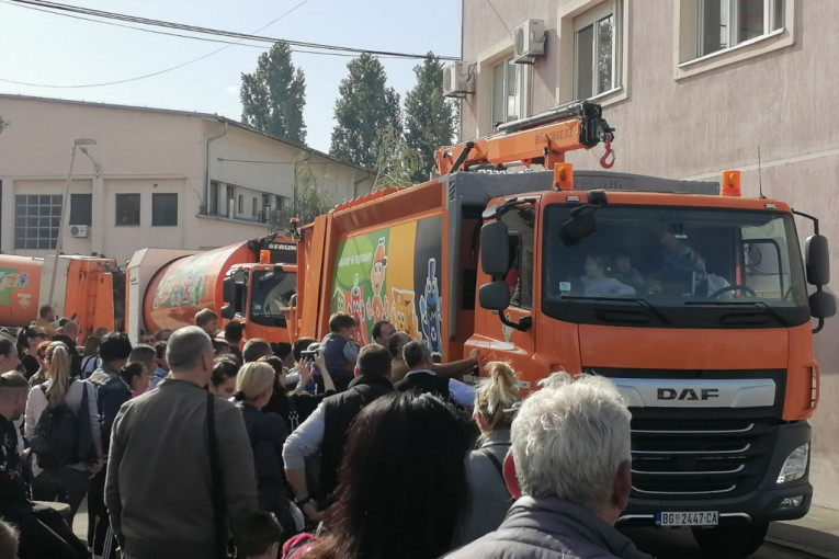 "Dan otvorenih vrata" u "Čistoći": Mališani se upoznali sa reciklažom i provozali u "smećarcima (VIDEO)
