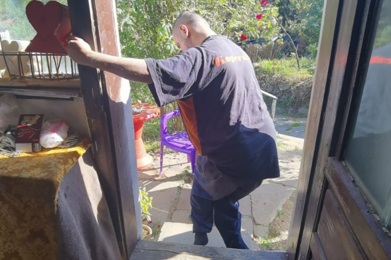 Nikola nije izašao iz kuće skoro 35 godina! Majka Mirjana kaže: Moja je želja da ozdravi, njegova da bude fudbaler. Obe su neostvarive!