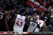 Kakav skandal na NBA terenima! Košarkaši se potukli tokom meča i to u prvom redu publike - Tu je bio i Srbin (VIDEO)