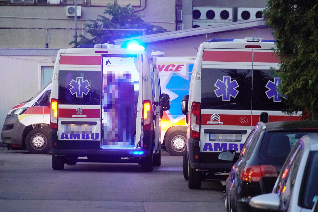 Saobraćajna nezgoda na Bulevaru kralja Aleksandra: Vozač dvotočkaša zadobio povredu noge, odmah prevezen u Hitnu pomoć