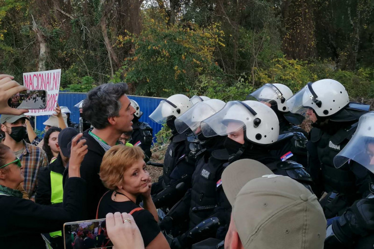 Napeto na Šodrošu: Demonstranti vređaju i prete policiji (FOTO/VIDEO)
